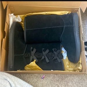 Fuzzy boots on the inside, bows on the side, black, size 5, never worn